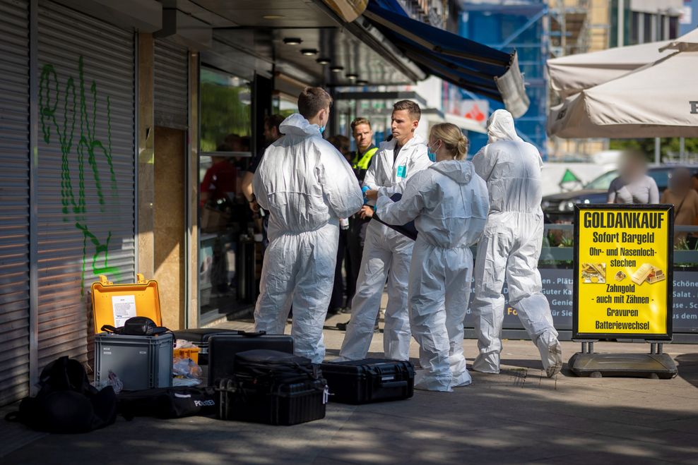 Mitarbeiter der Spurensicherung der Polizei vor dem überfallenen Juweliergeschäft in Hannover.