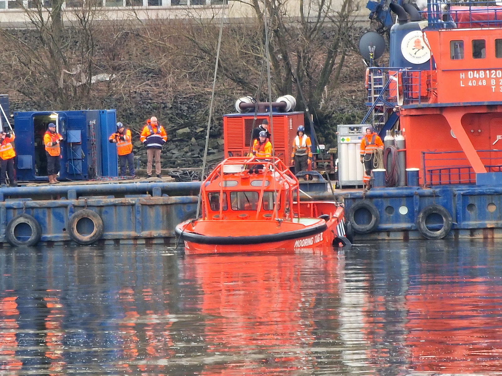 Nach Havarie im Hafen. Versunkenes Boot am Donnertag gehoben – Leichnam im Inneren gefunden