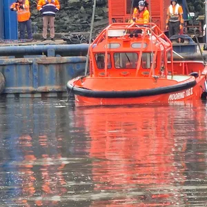 Nach Havarie im Hafen. Versunkenes Boot am Donnertag gehoben – Leichnam im Inneren gefunden