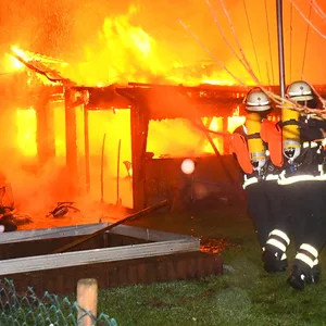 Feuerwehrkräfte bekämpfen die Flammen.