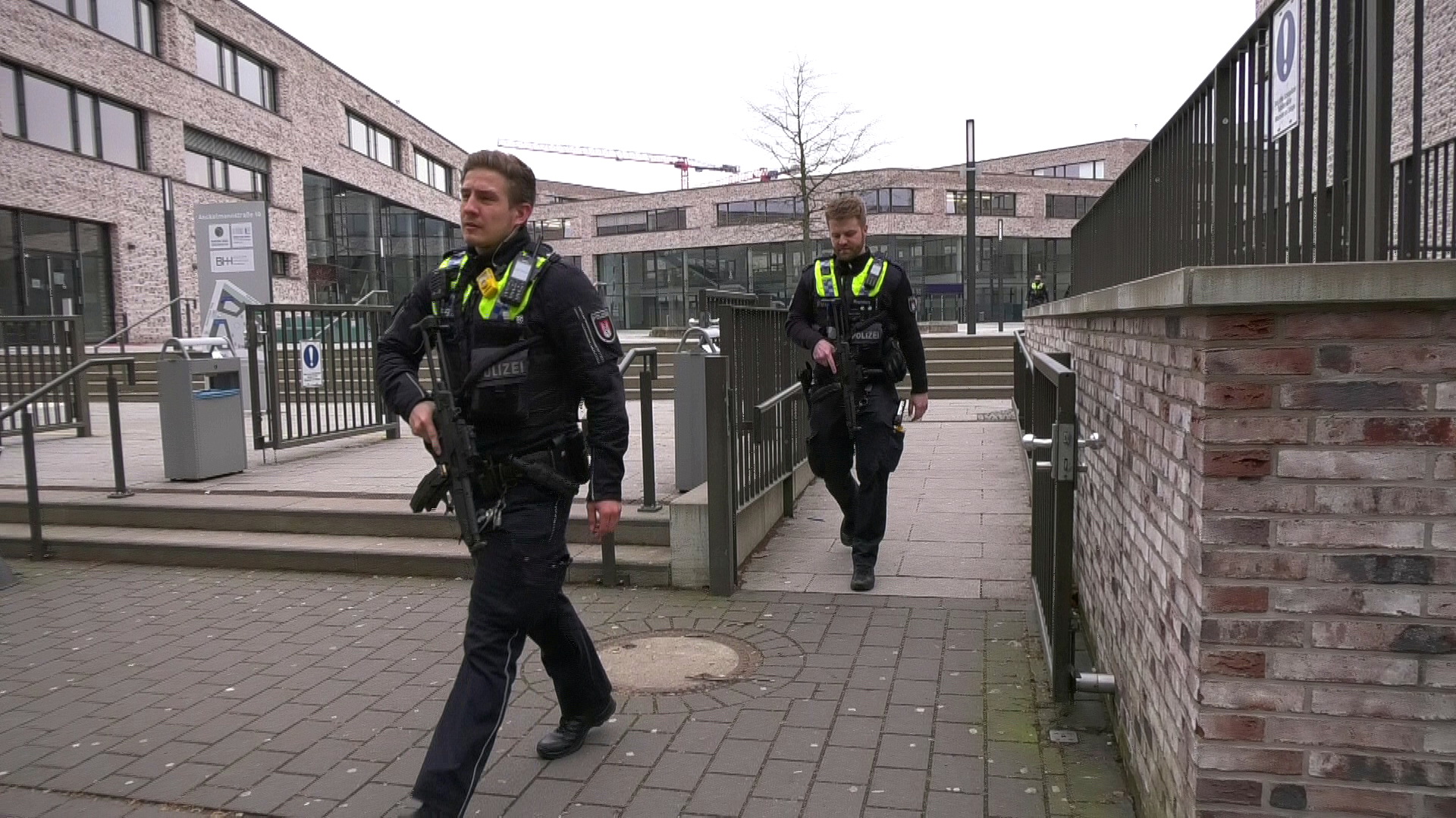 Schwer bewaffnete Polizisten sicher das Gelände der Beruflichen Schule in Borgfelde.