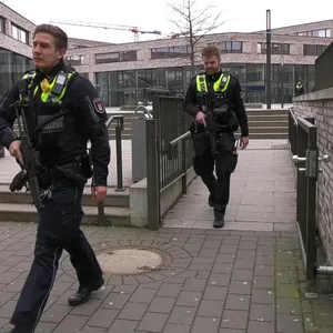 Schwer bewaffnete Polizisten sicher das Gelände der Beruflichen Schule in Borgfelde.