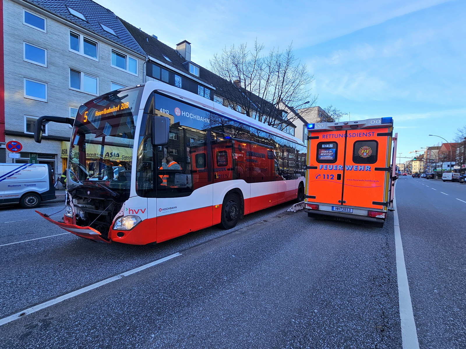 BMW wendet verbotenerweise auf Hoheluftchausse - sechs Verletzte bei Kollision mit Bus.