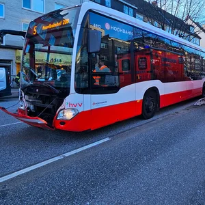 BMW wendet verbotenerweise auf Hoheluftchausse - sechs Verletzte bei Kollision mit Bus.