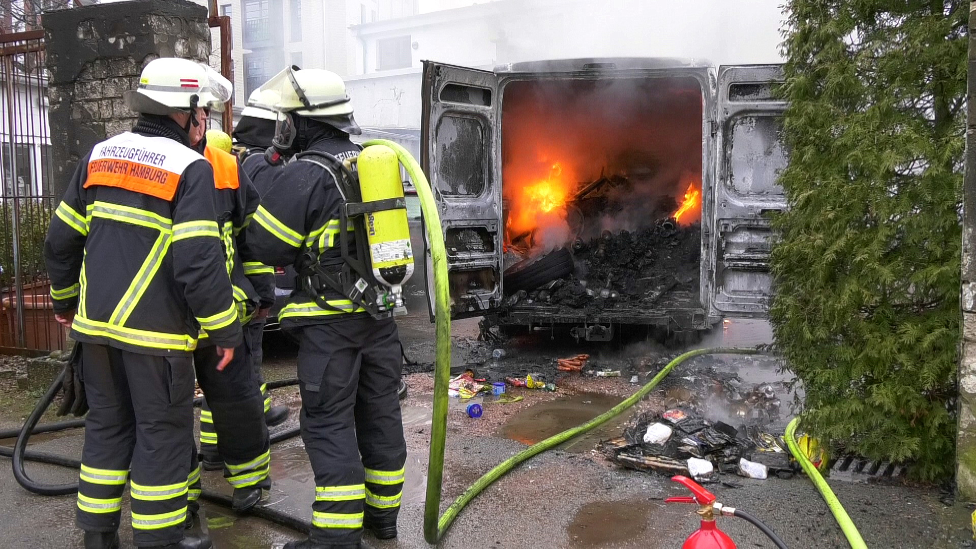 Transporter brennt auf Gelände einer Werkstatt in Hoheluft-West – Feuerwehr verhindert schlimmeres