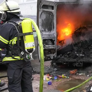 Transporter brennt auf Gelände einer Werkstatt in Hoheluft-West – Feuerwehr verhindert schlimmeres