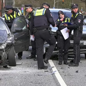 Unfall auf der Kieler Straße – zwei Menschen verletzt, darunter eine Hochschwangere