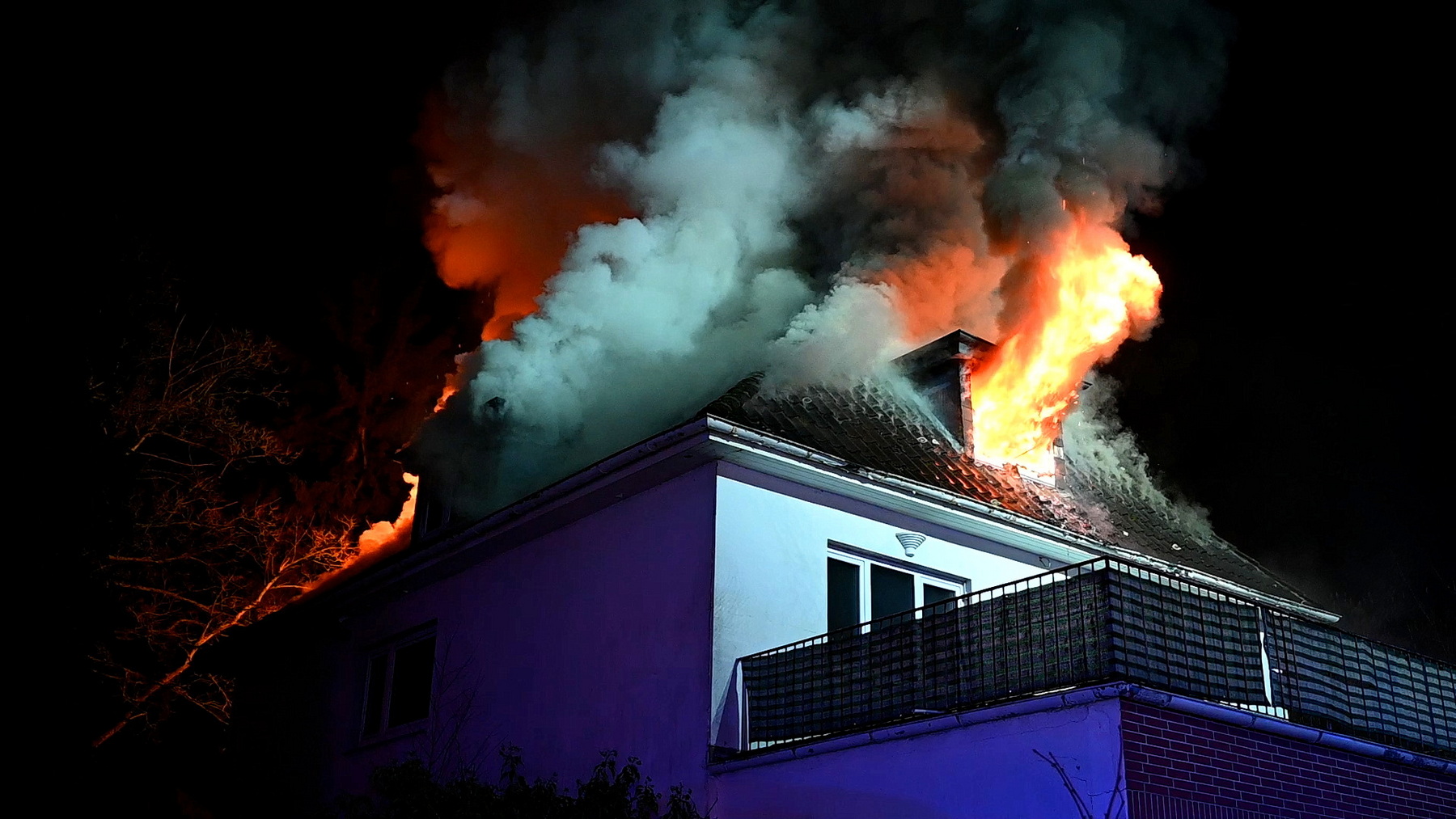 Tonndorf: Flammen schlagen aus dem Fenster im Dachstuhl des Hauses in der Wilsonstraße.