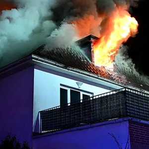 Tonndorf: Flammen schlagen aus dem Fenster im Dachstuhl des Hauses in der Wilsonstraße.