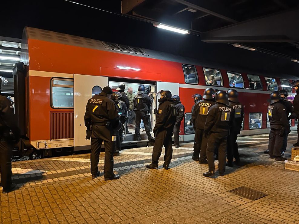 Ein Regionalexpress aus Rostock wurde am Bahnhof Bergedorf von der Polizei gestoppt, um eine Kontrolle an HSV-Fans durchzuführen.