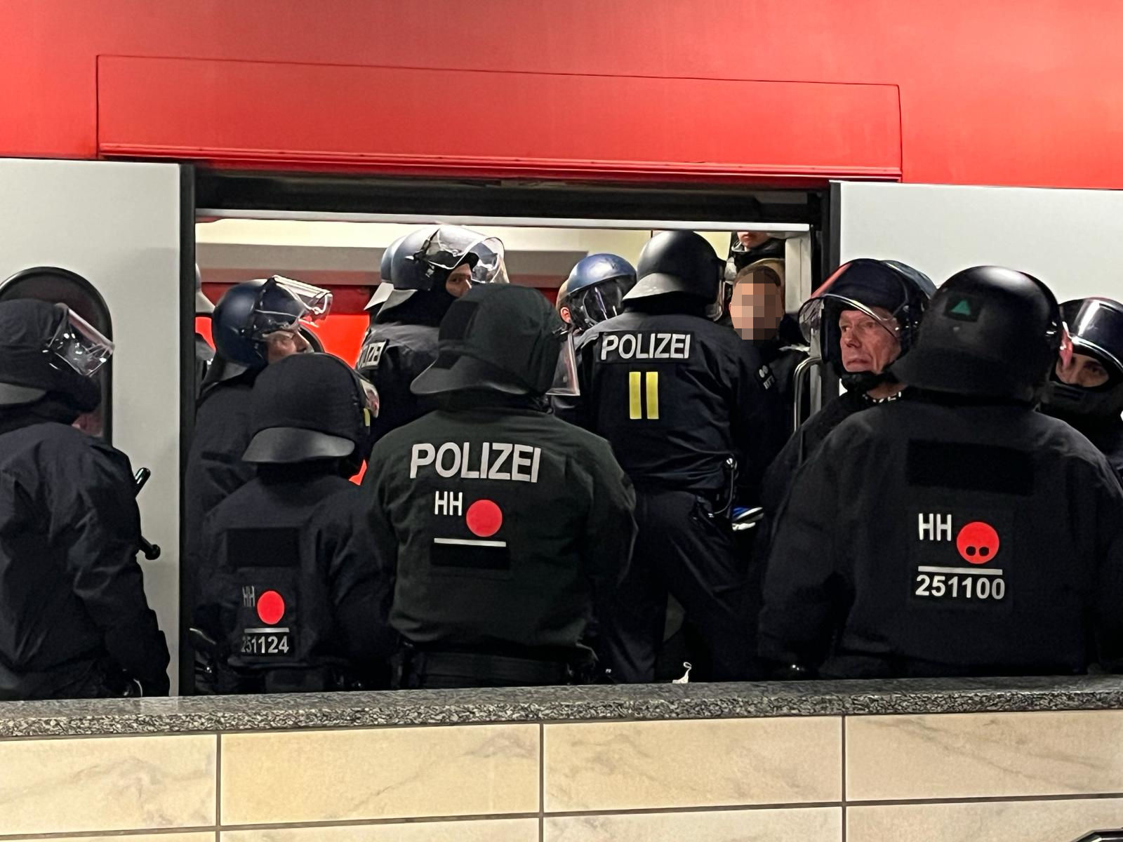 Die Polizei stoppte einen Regionalexpress aus Rostock, um HSV-Ultras zu kontrollieren.