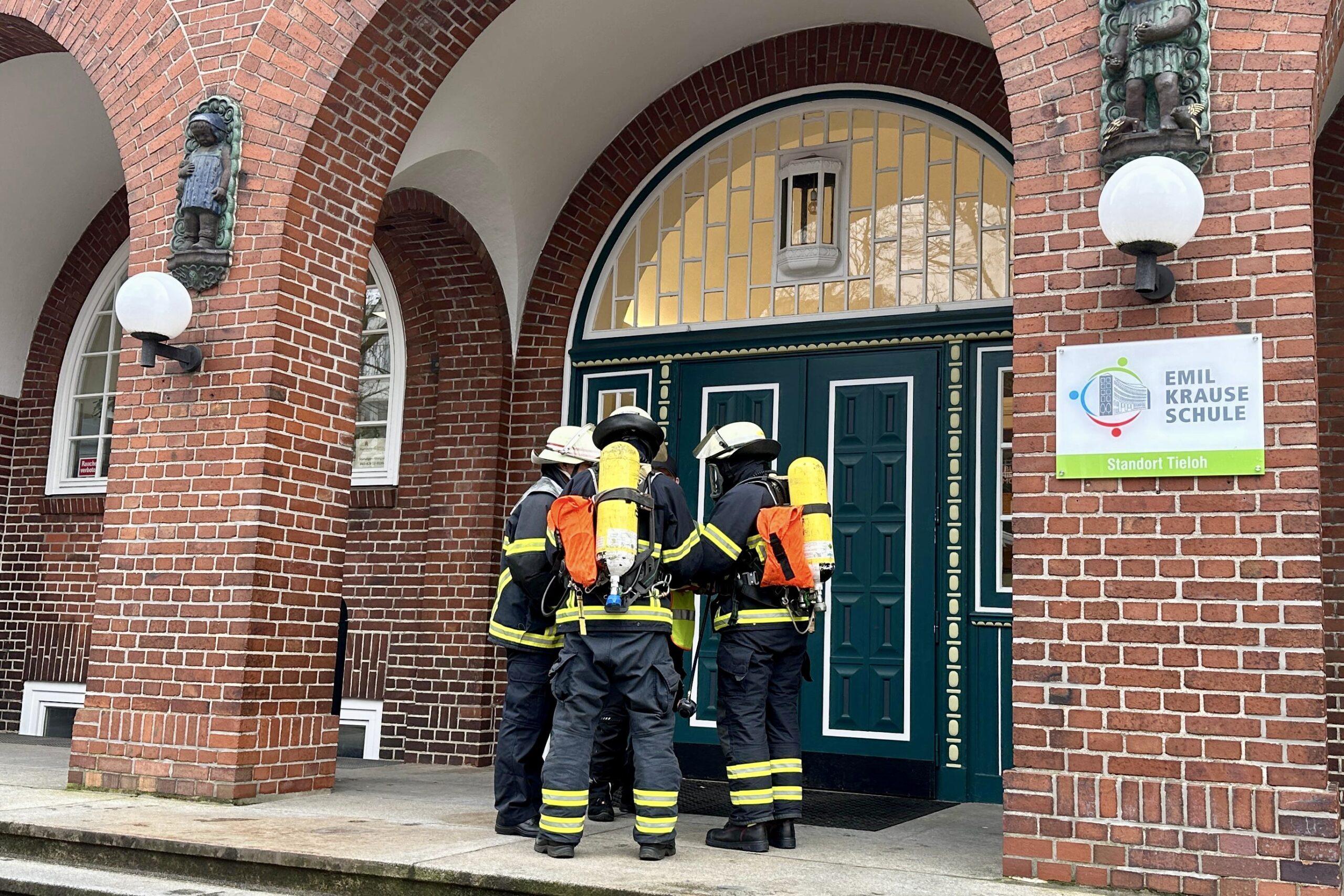 Reizgas in Schule in Bamrbek-Nord versprüht – Großeinsatz der Feuerwehr