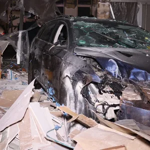 Das Auto bretterte in den Laden und hinterließ eine Spur der Verwüstung.