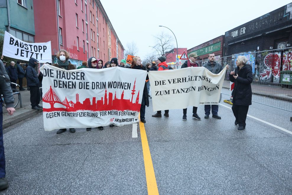 Die Demonstranten fordern einen Baustopp beim Abriss der Sternbrücke.