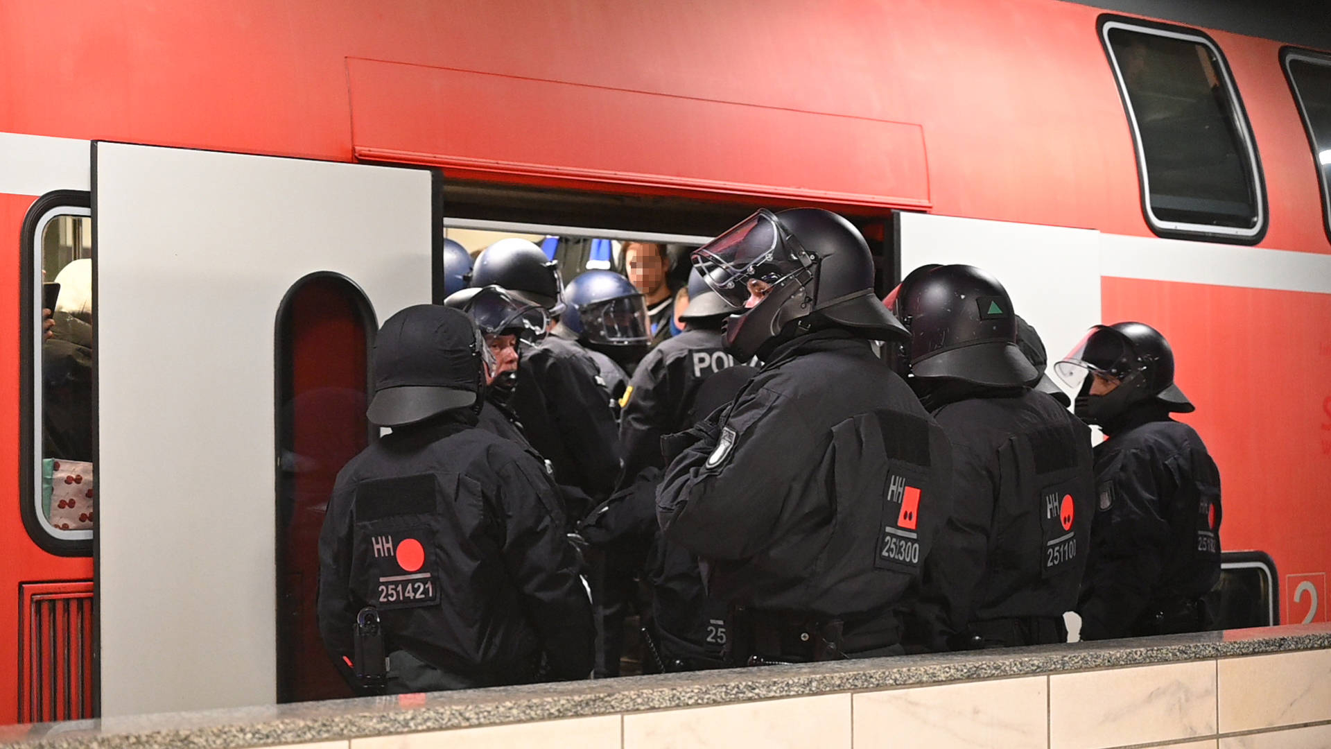 Bundespolizisten vor Zug