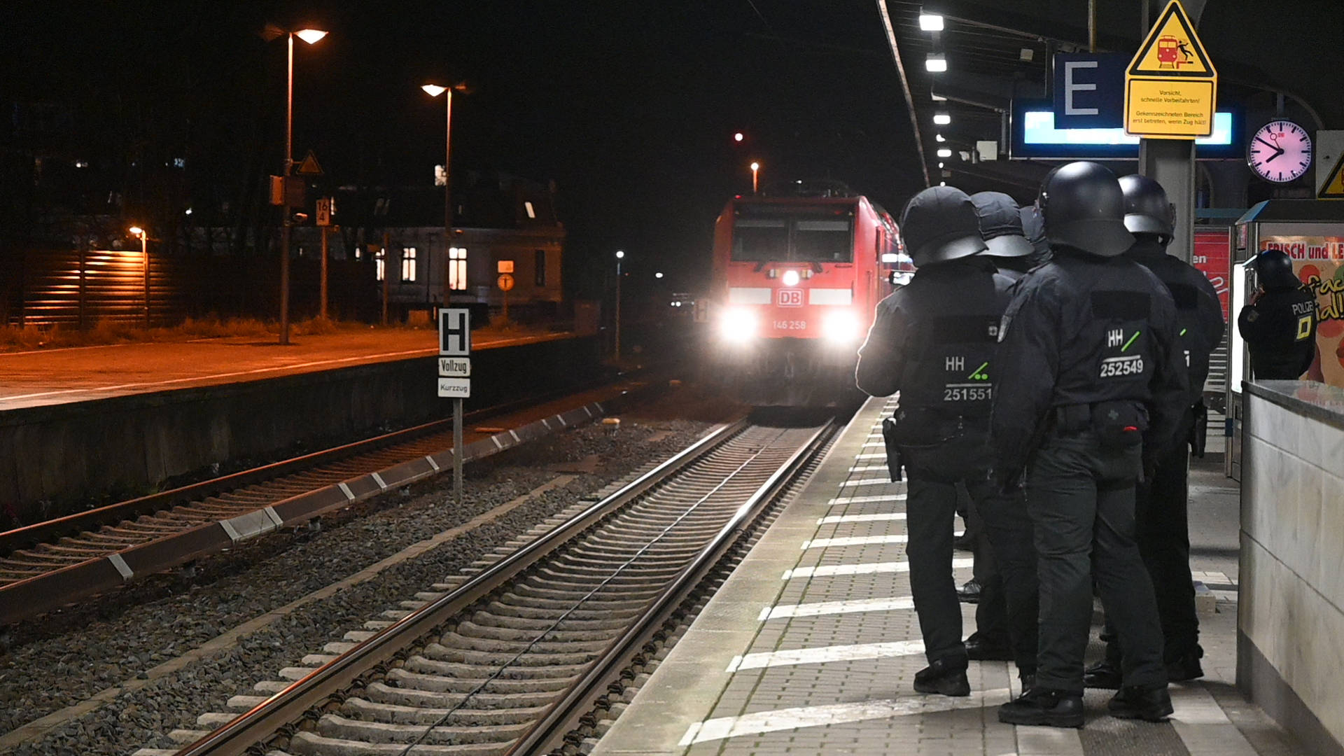 Bundespolizisten im Einsatz auf einem Bahnsteig (Symbolbild).