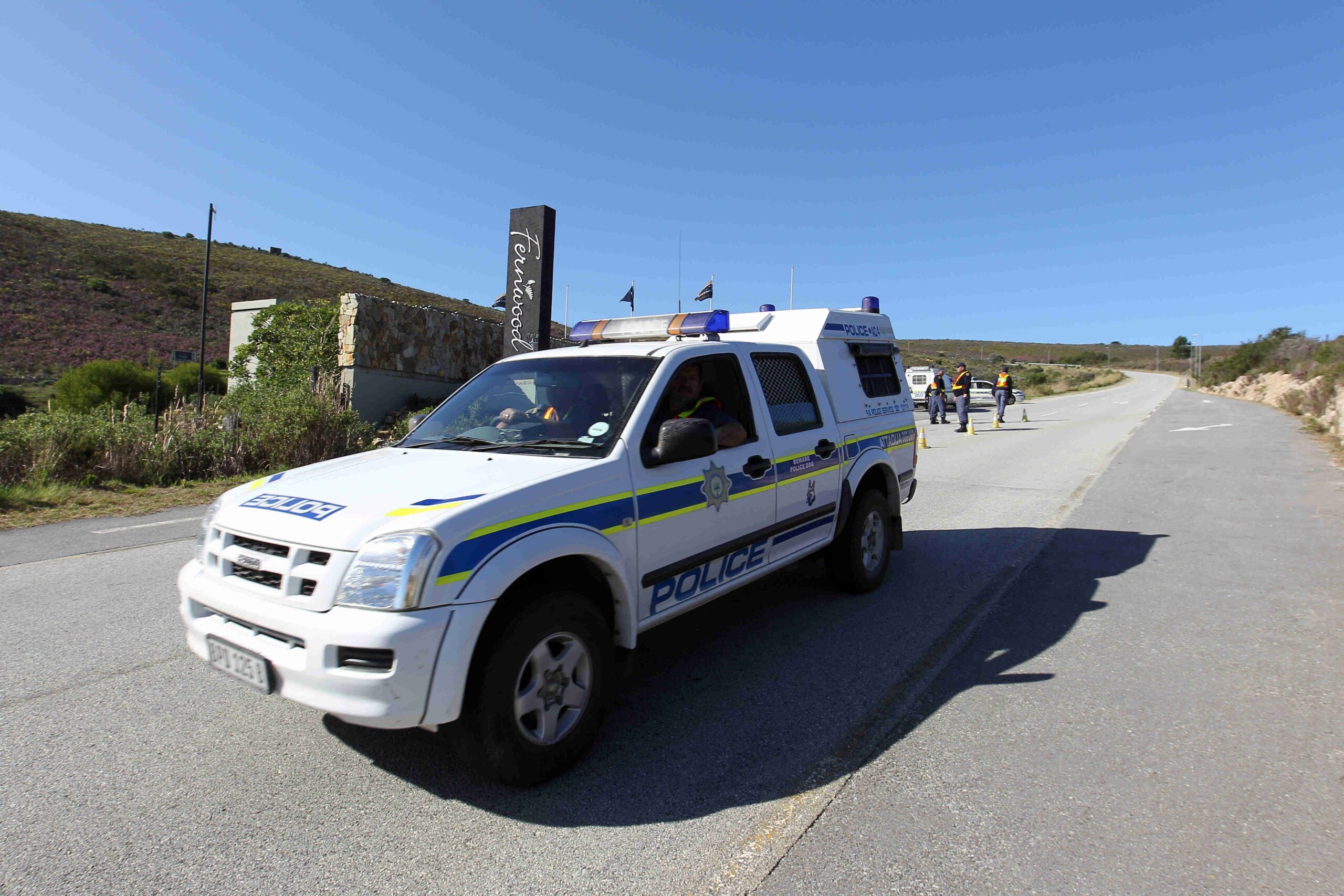Polizisten und ein Polizeifahrzeug in Südafrika (Symbolbild)