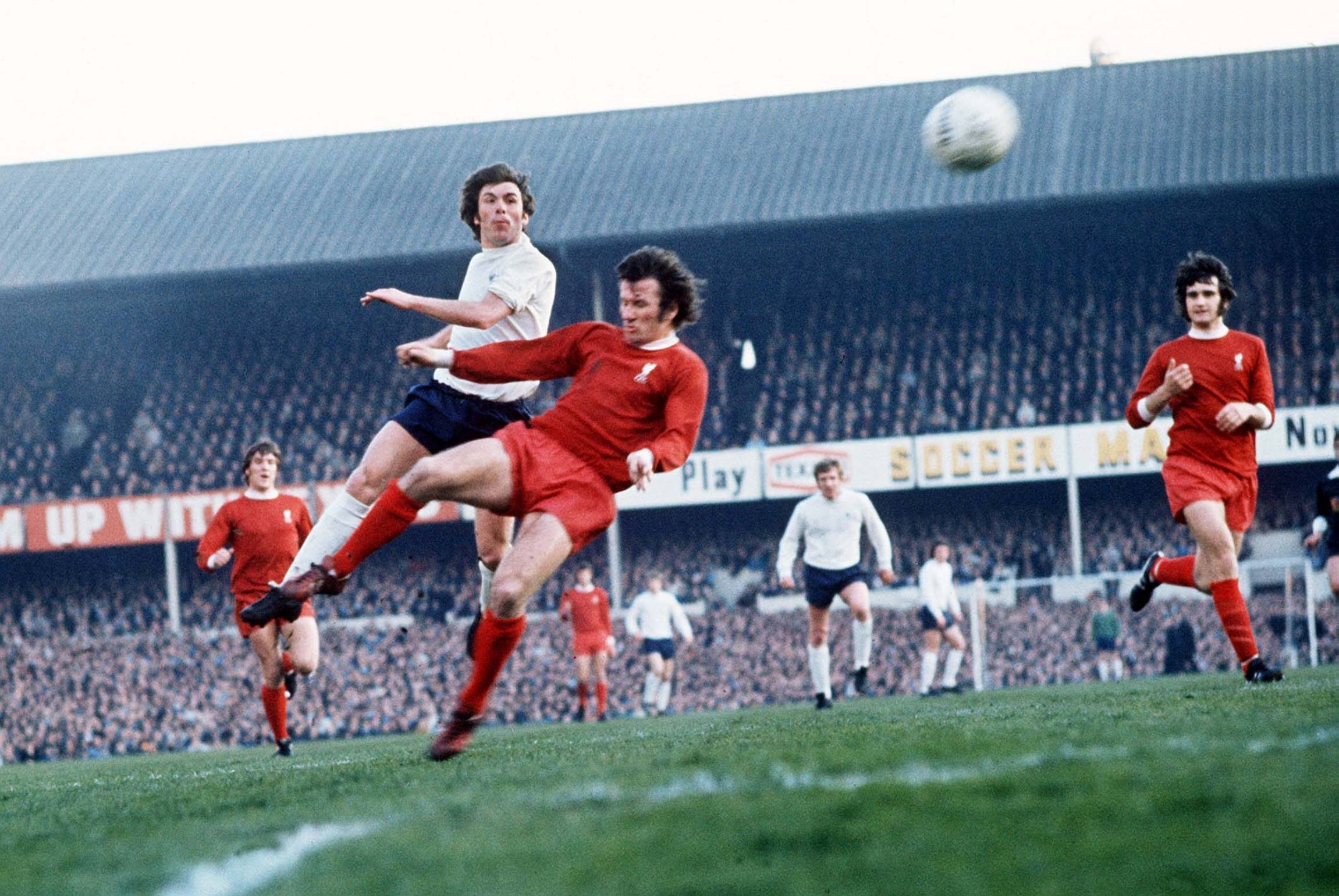 Ein Zweikampf beim Spiel Liverpool gegen Derby County im Jahr 1972