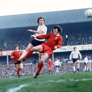 Ein Zweikampf beim Spiel Liverpool gegen Derby County im Jahr 1972