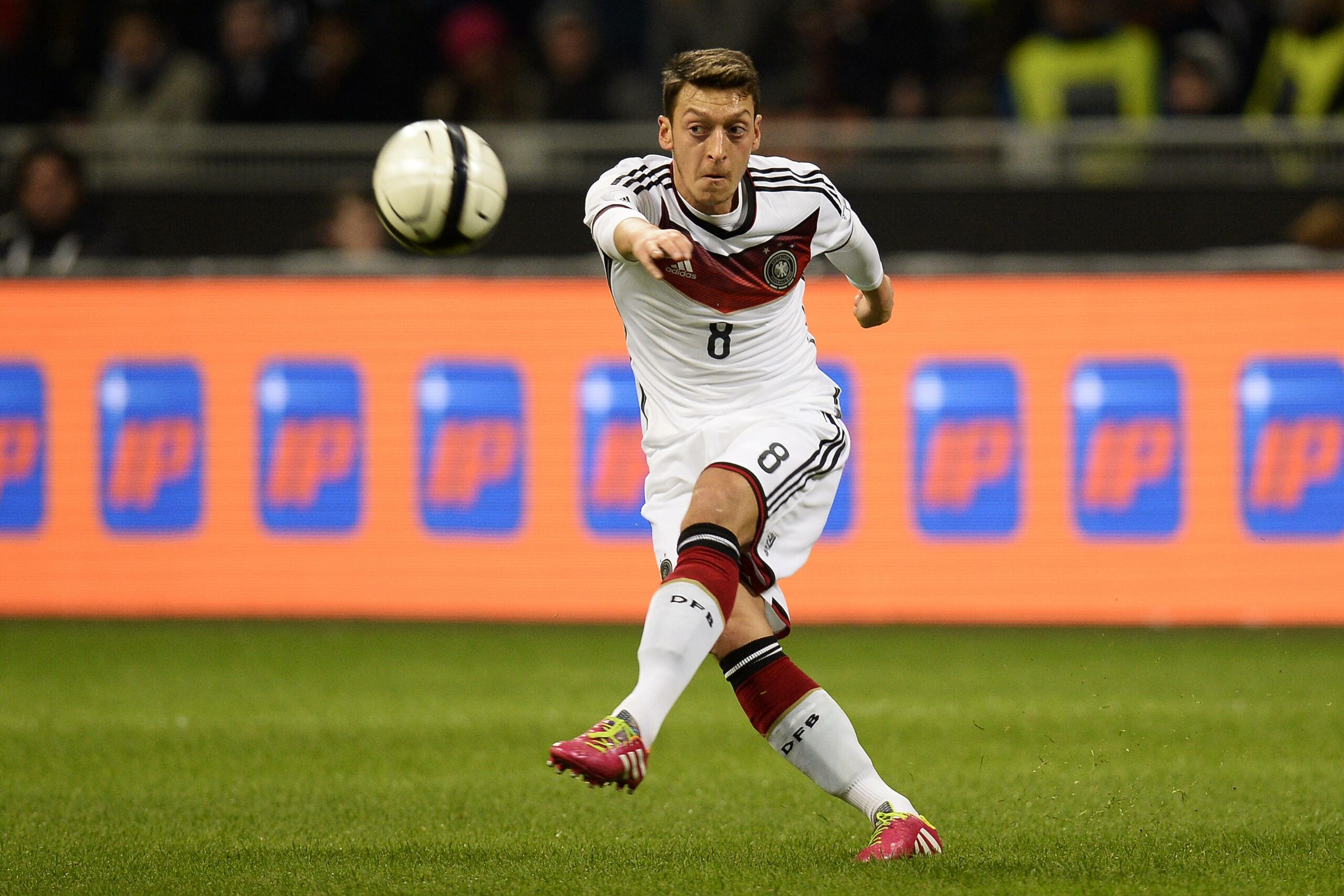 Mesut Özil spielt einen Pass für die deutsche Nationalmannschaft bei der WM 2014