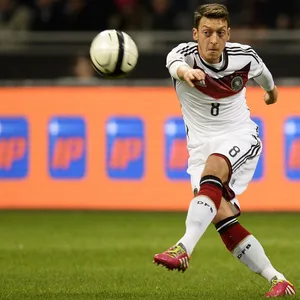 Mesut Özil spielt einen Pass für die deutsche Nationalmannschaft bei der WM 2014