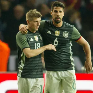 Toni Kroos (l.) und Sami Khedira (m.) jubeln zusammen im Nationalmannschaft-Trikot.