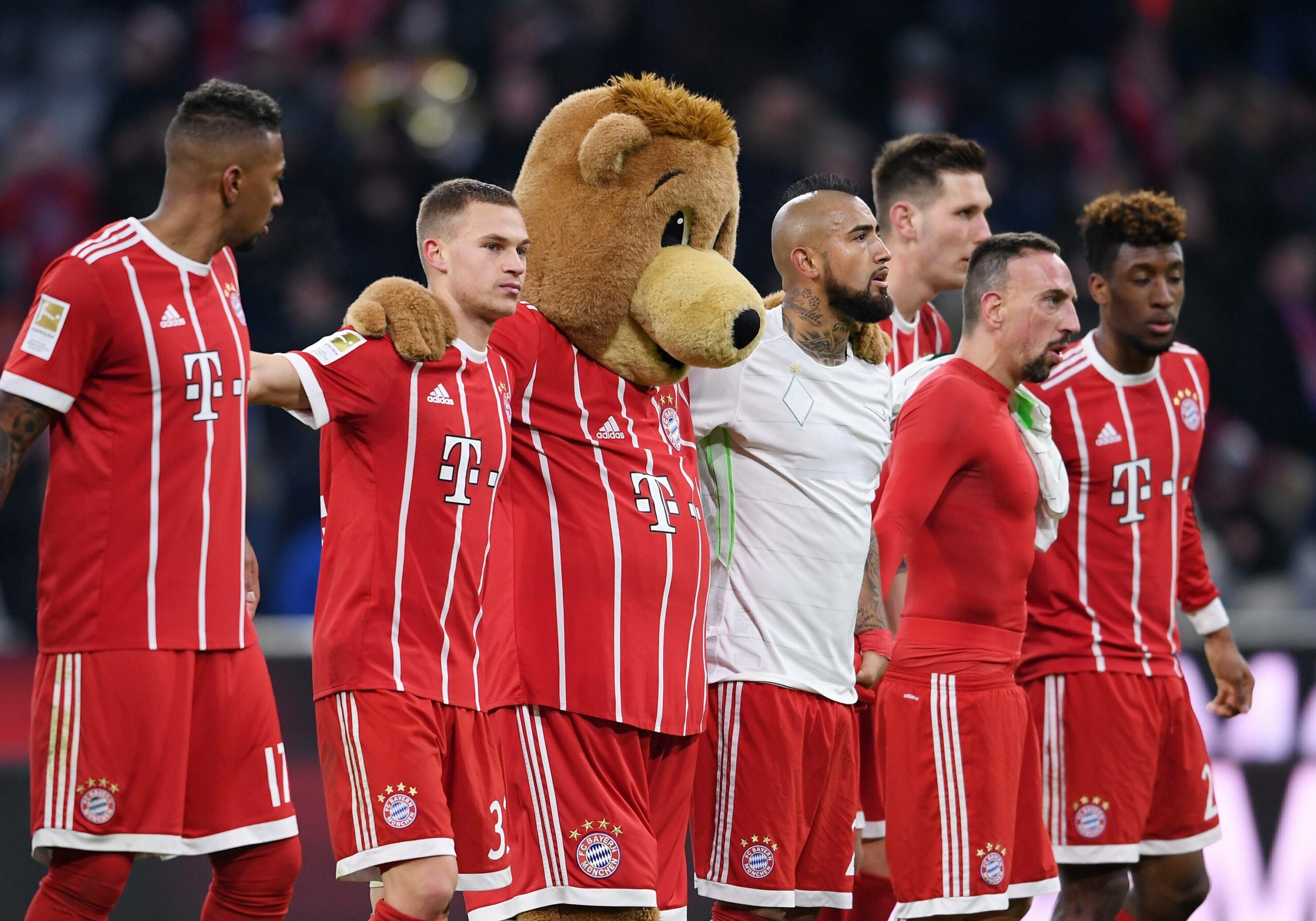 v.l. Jerome Boateng, Joshua Kimmich, Maskottchen Bernie, Arturo Vidal, Niklas Suele, Franck Ribery und Kingsley Coman beim Schlussjubel nach einem Sieg des FC Bayern