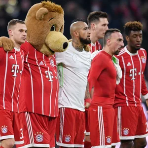 v.l. Jerome Boateng, Joshua Kimmich, Maskottchen Bernie, Arturo Vidal, Niklas Suele, Franck Ribery und Kingsley Coman beim Schlussjubel nach einem Sieg des FC Bayern