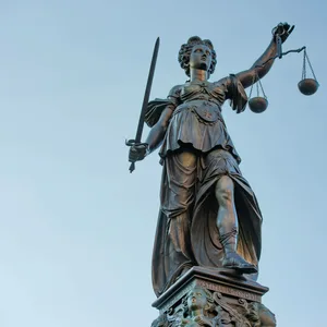 Eine Statue der Justitia mit Waage und Schwert in den Händen (Symbolbild)
