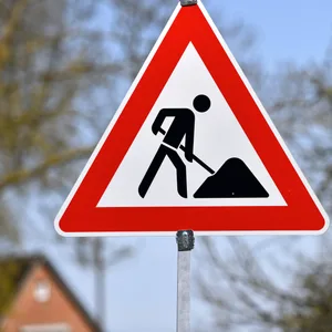 Ein Baustellen-Verkehrsschild