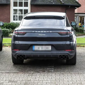 Quer über zwei Parkplätze hat dieser Fahrer seinen SUV abgestellt (Symbolbild).