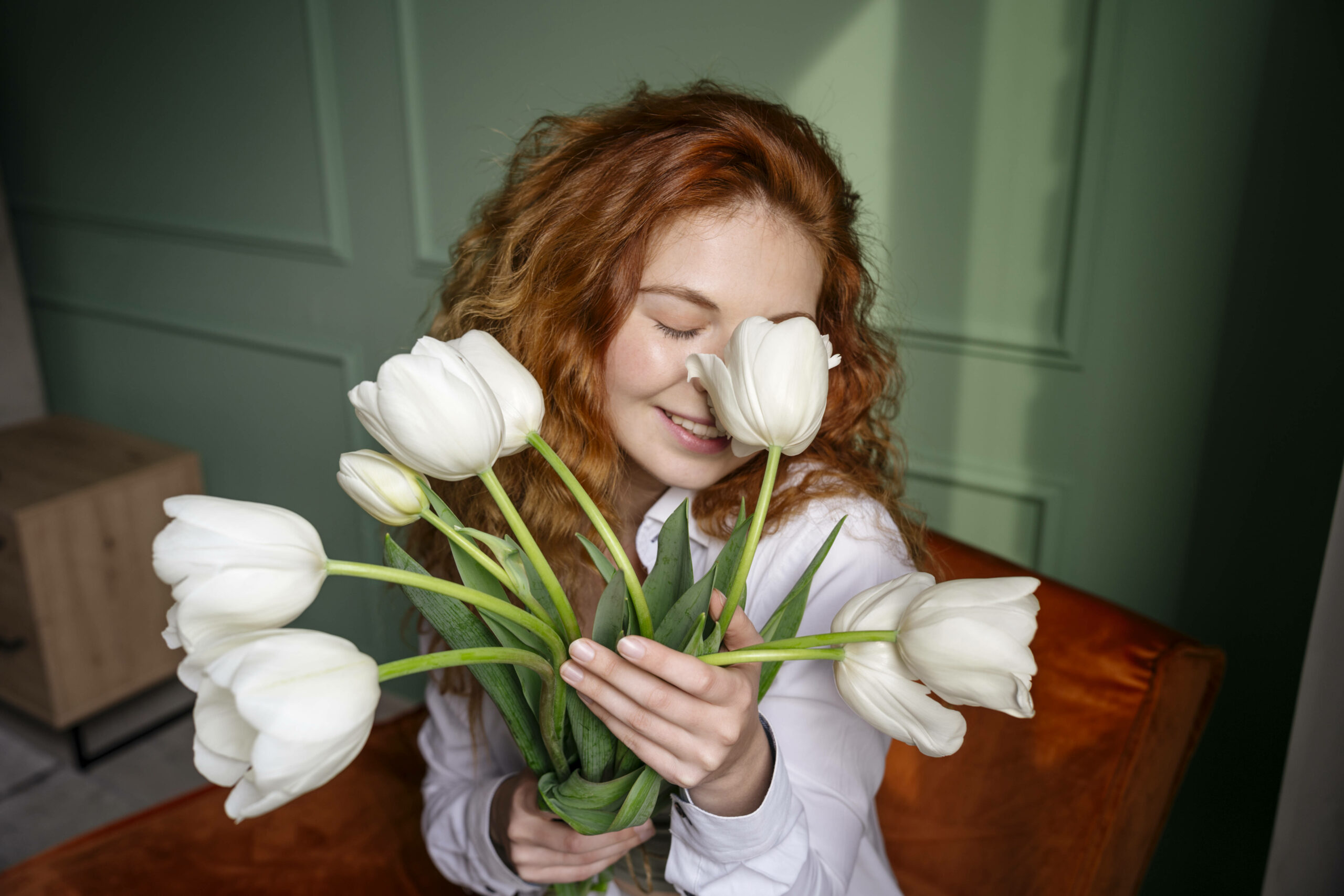 Frau mit Tulpen in der Hand