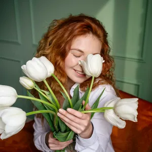 Frau mit Tulpen in der Hand
