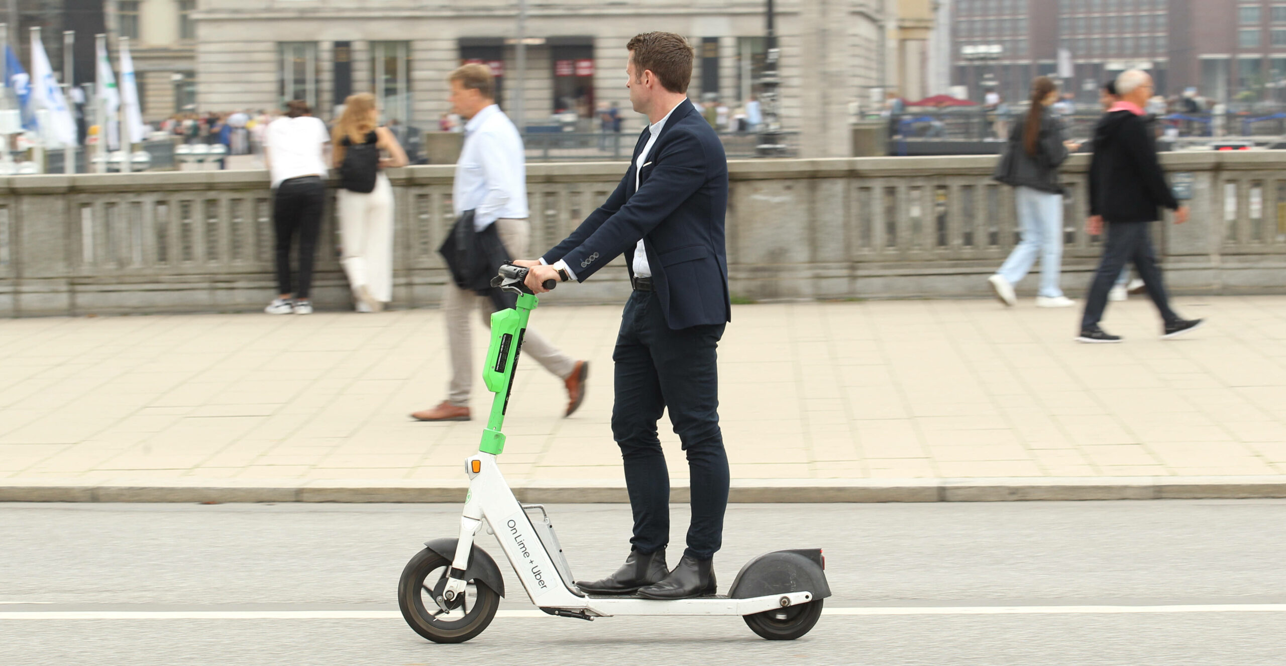 Seit 2019 gibt es die E-Scooter in Hamburg zum Ausleihen.