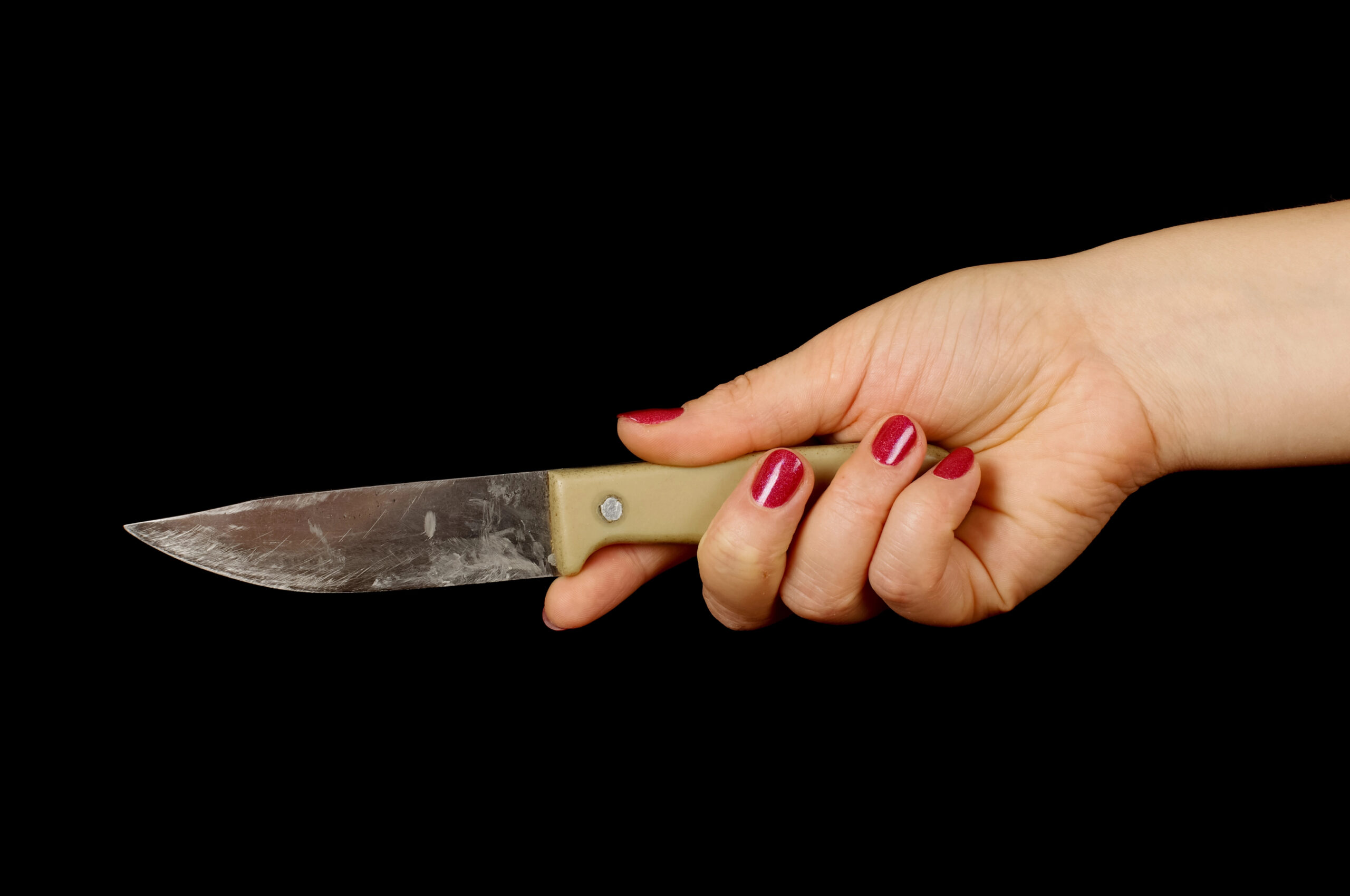 Die Angeklagte soll ihrem Ex-Partner ein Messer mehrfach ins Bein gerammt haben (Symbolfoto).
