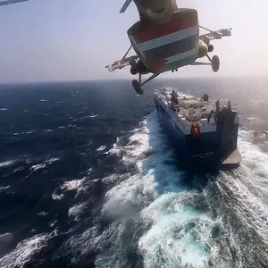 „Galaxy Leader“ von oben mit Hubschrauber im Vordergrund