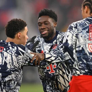 Alphonso Davies beim Aufwärmen mit Jamal Musiala und Leroy Sane