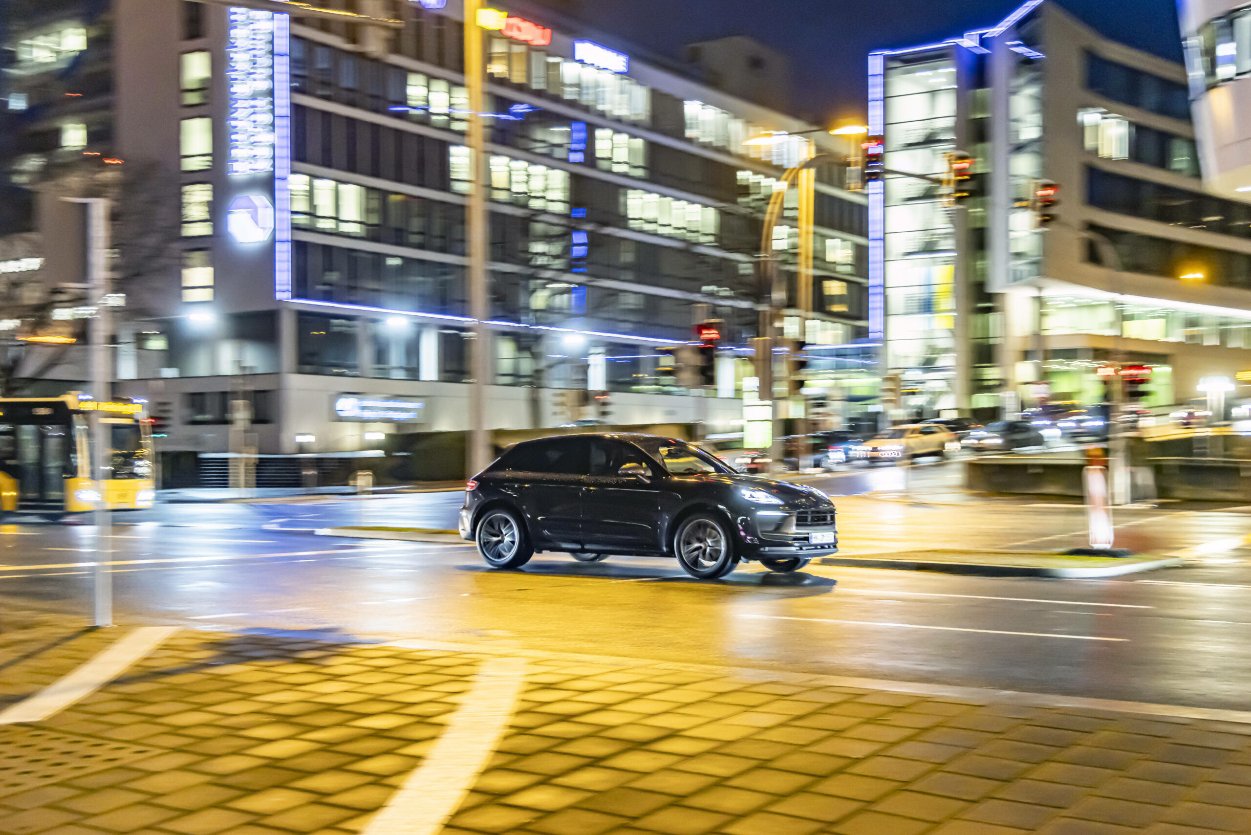 In Hamburg Auf Flucht Vor Polizei Porsche Kracht Gegen Mast Mopo