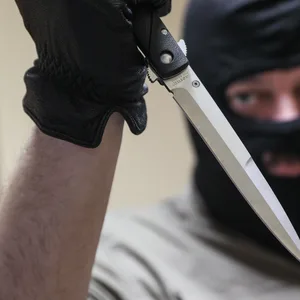 Drogeriemarkt in Groß Borstel überfallen – Täter bedroht 16-jährige Angestellte mit Messer.