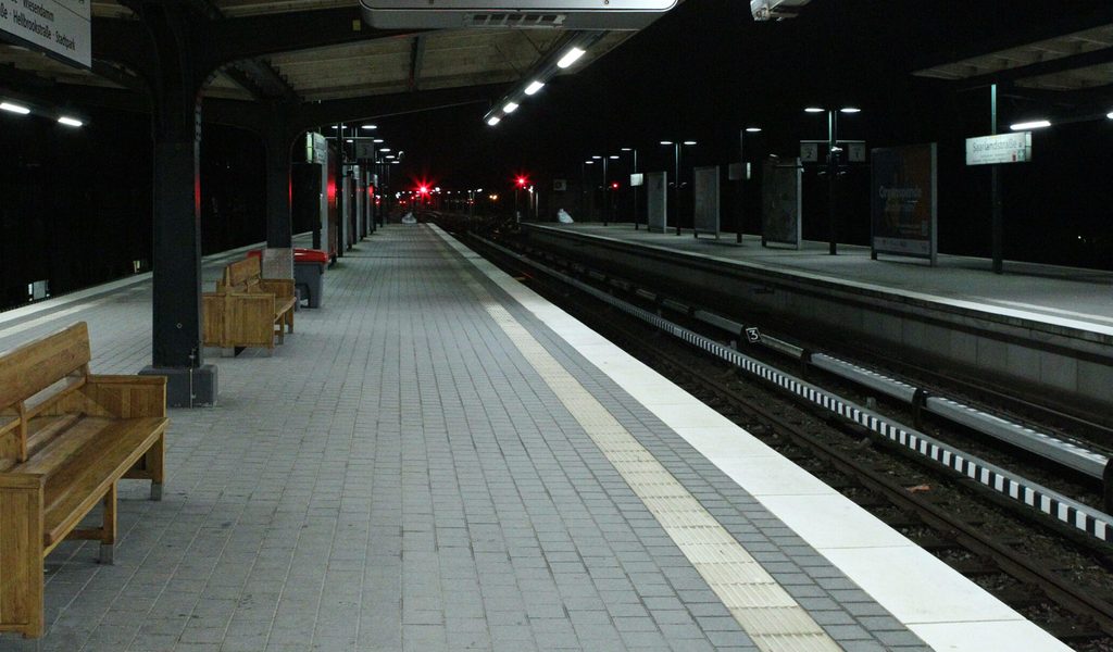 Bahnmitarbeiterin-attackiert-Mann-schl-gt-nach-dem-Aufwachen-zu