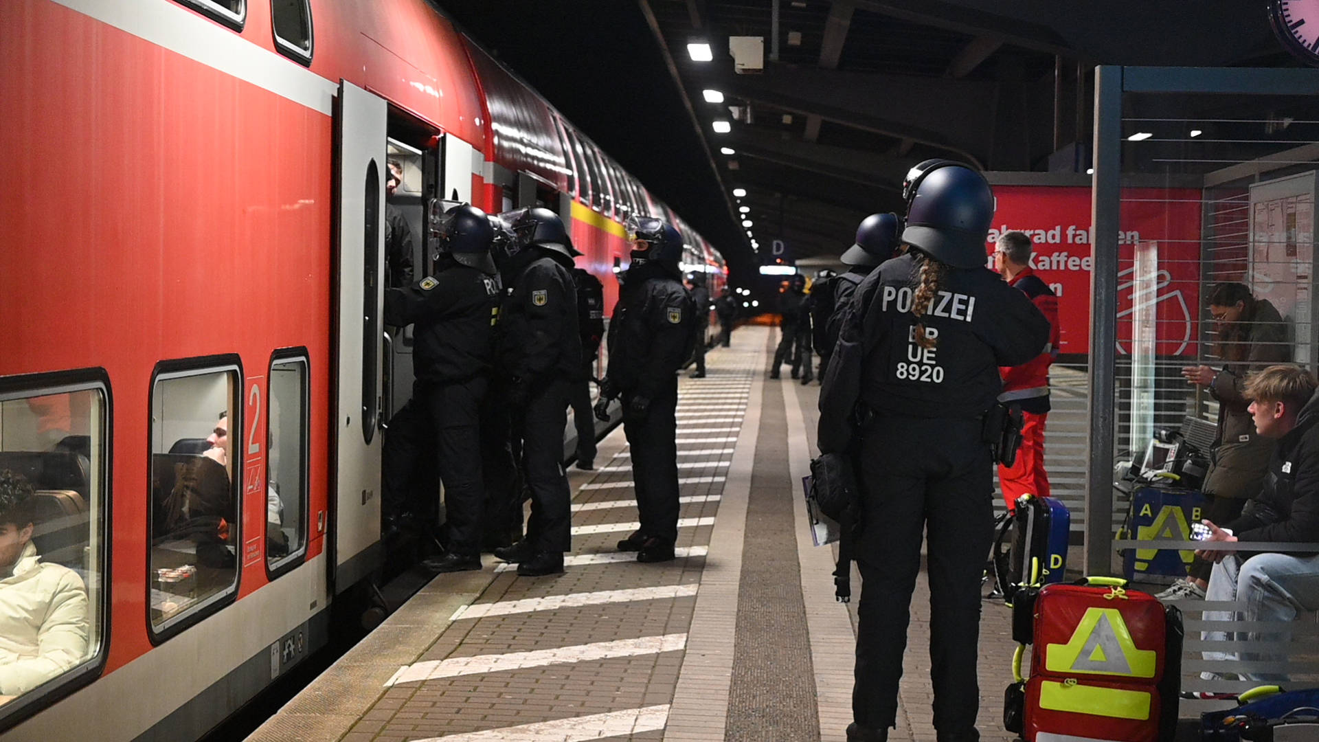 Polizisten halten einen Zug mit HSV-Anhängern am Bergedorfer Bahnhof an.