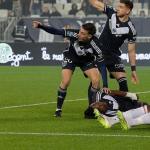 Der Profi Alberth Elis liegt nach dem Zusammenprall mit einem Mitspieler regungslos auf dem Boden.