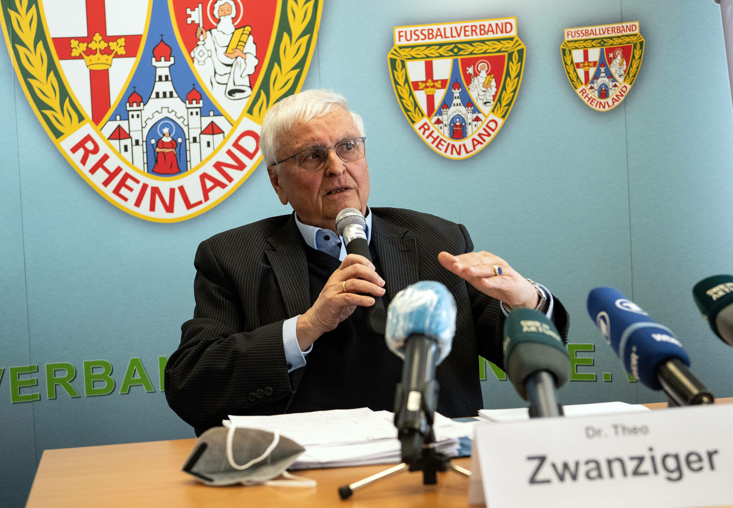 Der frühere DFB-Präsident Theo Zwanziger spricht auf einer Pressekonferenz eines Fußball-Verbands