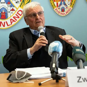 Der frühere DFB-Präsident Theo Zwanziger spricht auf einer Pressekonferenz eines Fußball-Verbands