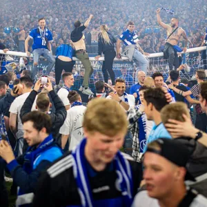 Schalke-Fans feiern den Aufstieg