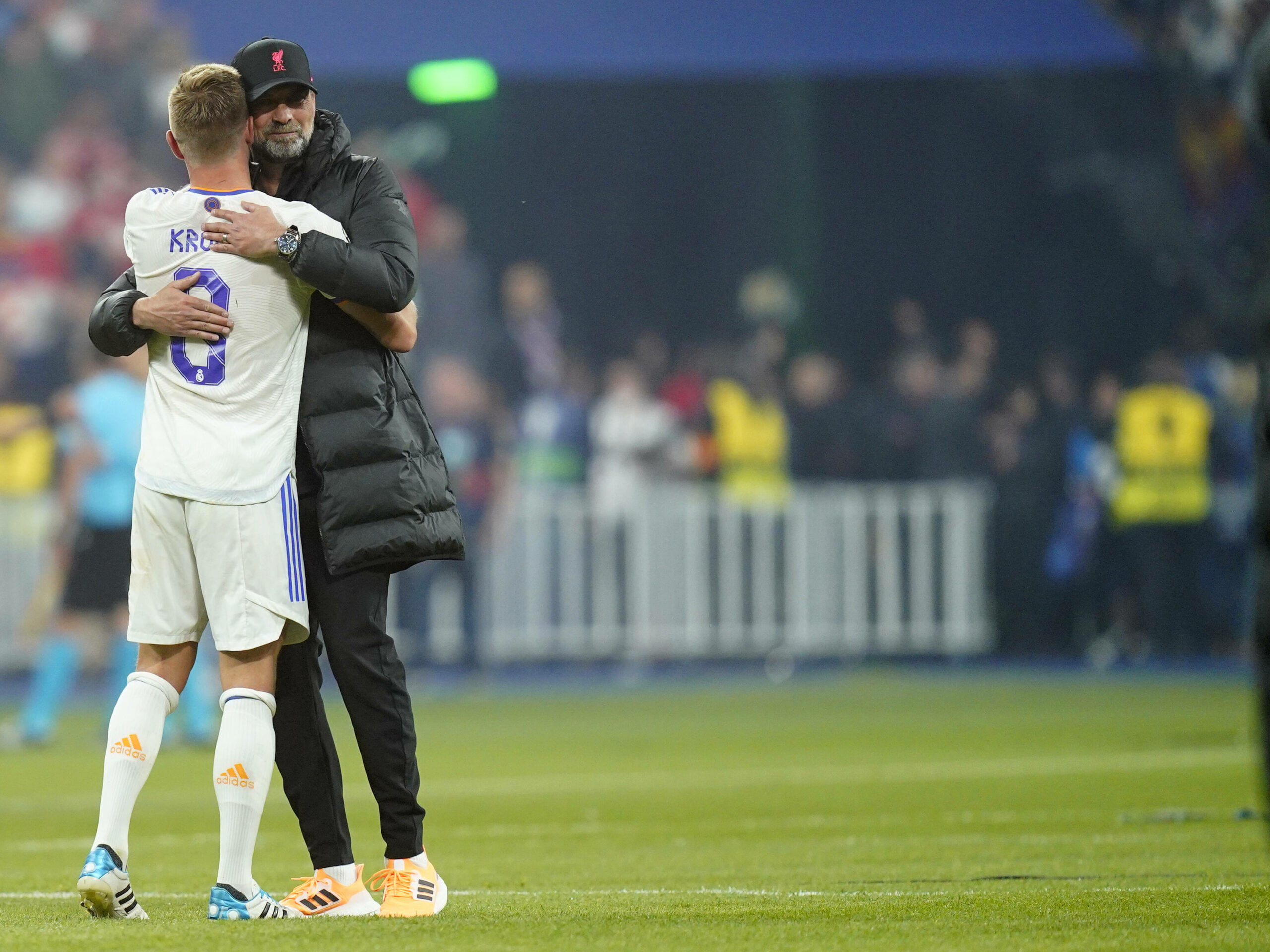 Toni Kroos und Jürgen Klopp umarmen sich am Rande des Champions-League-Finals 2022