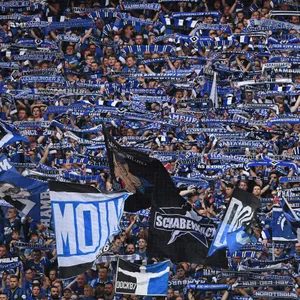 HSV Fanblock hält die Schals in die Höhe
