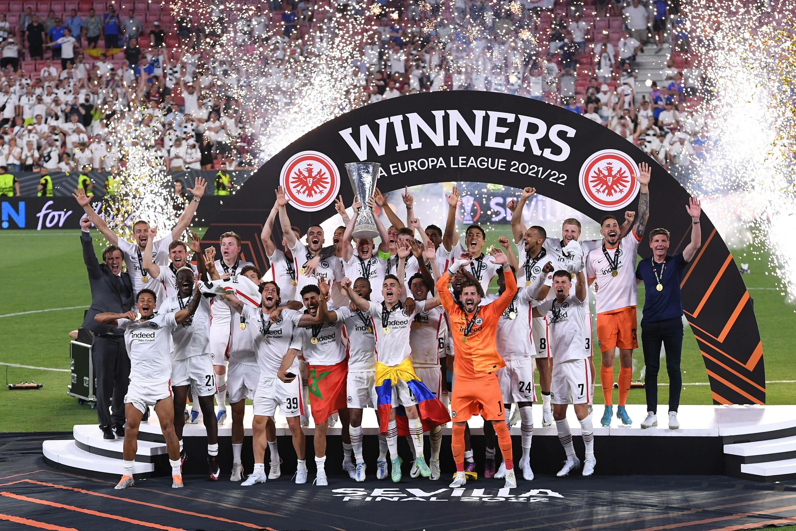 Eintracht Frankfurt feiert ihren Sieg der Europa League in 2022.