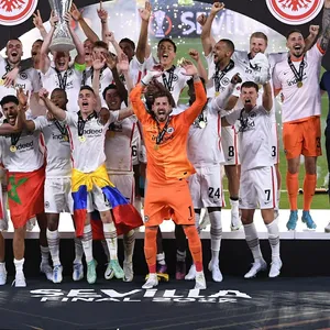 Eintracht Frankfurt feiert ihren Sieg der Europa League in 2022.