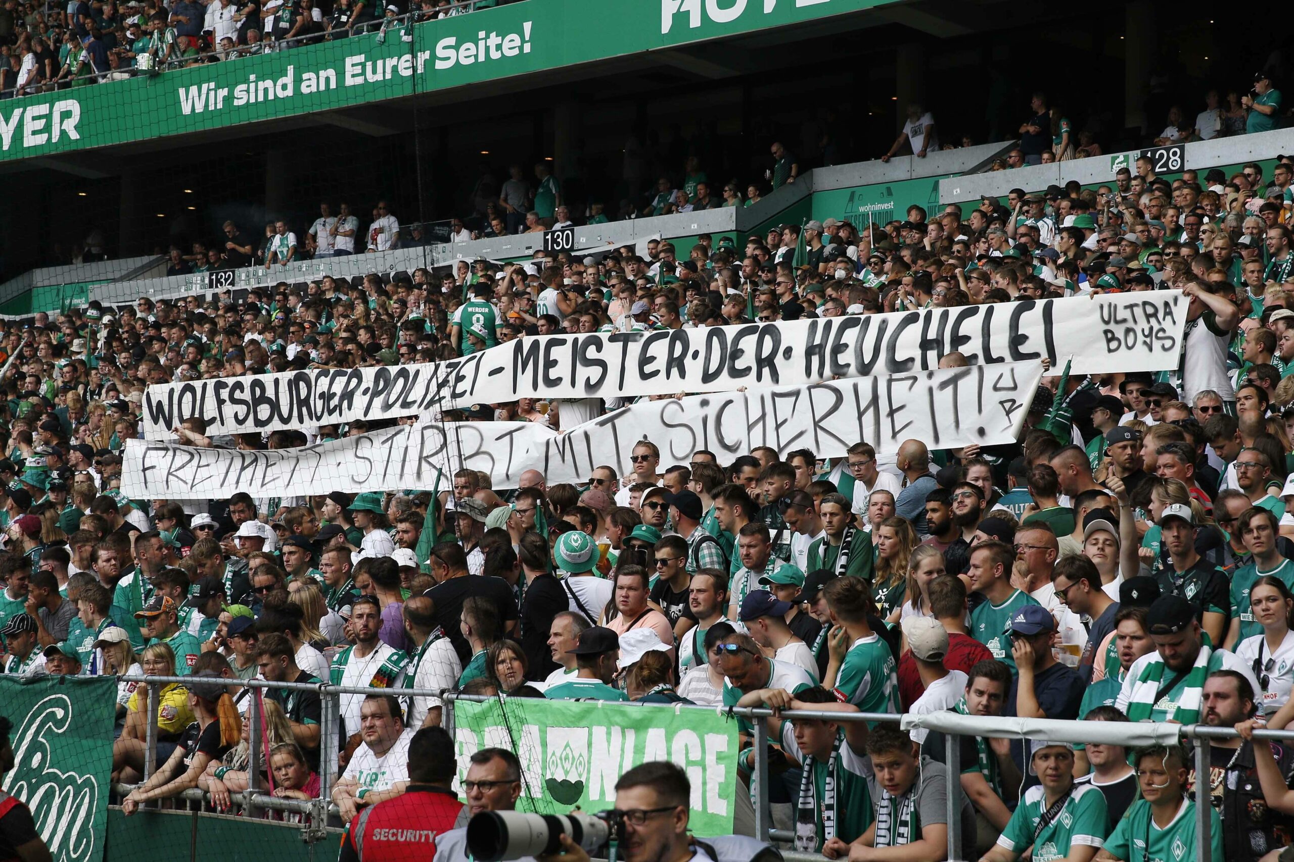 Bremen-Fans zeigen im Stadion ein Banner mit Kritik am Vorgehen der Polizei